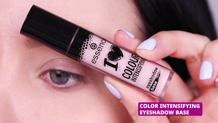 Apply sticky tape at the outer end of the eyelid to create a sharp line.
