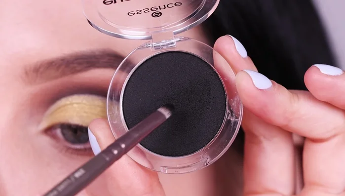 Softly blend the black eyeshadow towards the middle of the crease.