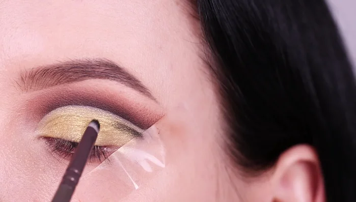 Softly blend the black eyeshadow towards the middle of the crease.