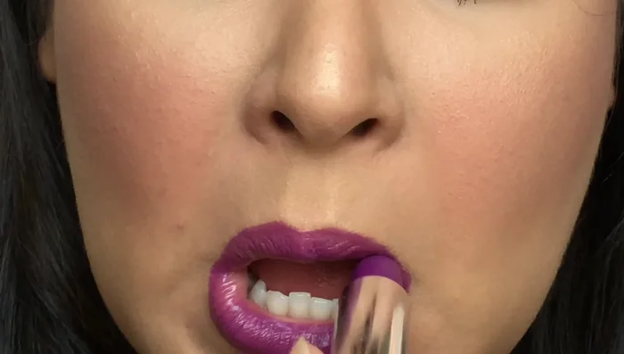 Fill in the upper lip.