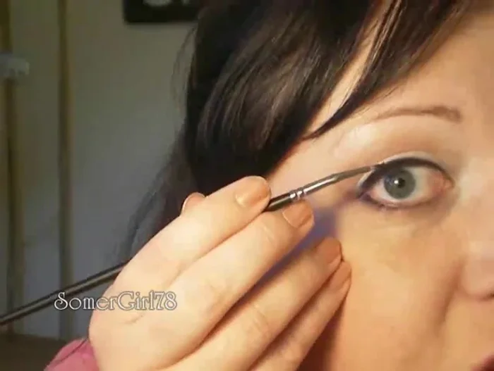Thicken the liner in the middle and outer parts of the lash line, creating a slight wing at the outer corner.