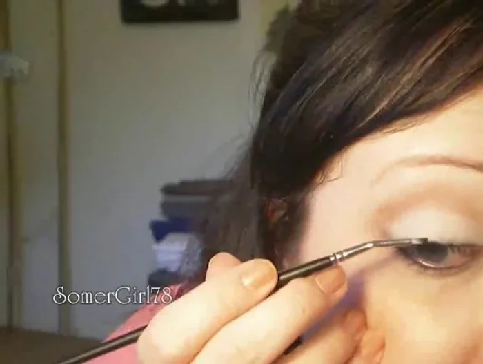 Thicken the liner in the middle and outer parts of the lash line, creating a slight wing at the outer corner.