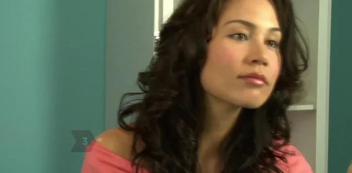 Rest your elbow on a flat surface for steady application. Draw along your upper lash line, as close to the lashes as possible, starting from the inner corner. Vary pressure to control line thickness.