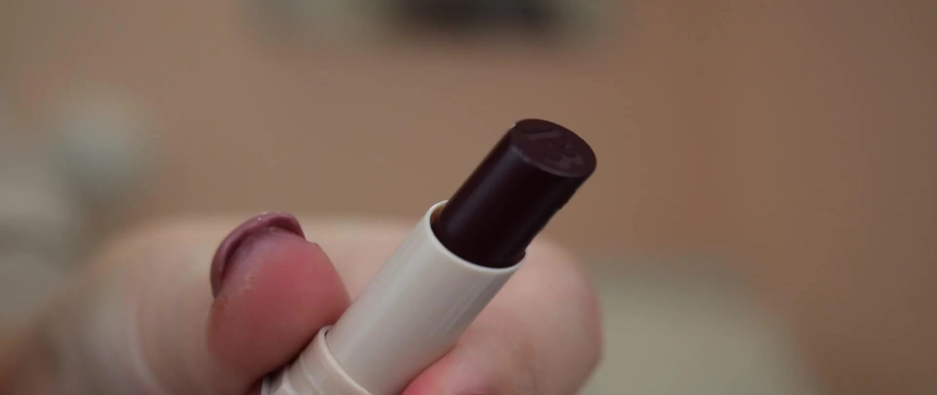 Meaningful shade on the lips