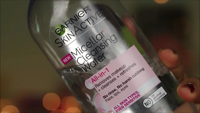 Apply an eye primer to create a smooth base, fill in fine lines, and prevent creasing. Focus on the lash line area.