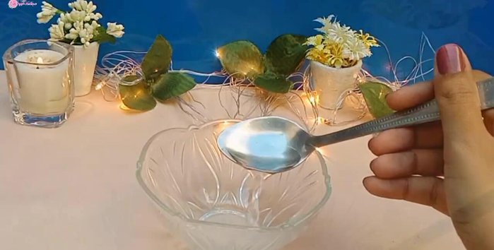 Take 3-4 tablespoons of rose water (or simple water).