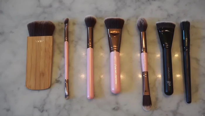 Choosing Highlighting and Contouring Brushes: Select brushes based on desired thickness, density, and price point. Examples include e.l.f., Luxie, and Tarte brands.