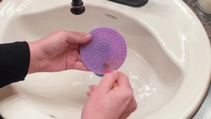 Rinse the brushes thoroughly under running water, keeping the bristles pointed downwards to protect the glue.