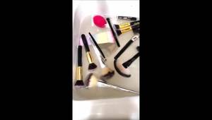 Deep Clean Makeup Brushes in 10 Minutes! (Vinegar & Dish Soap Method)