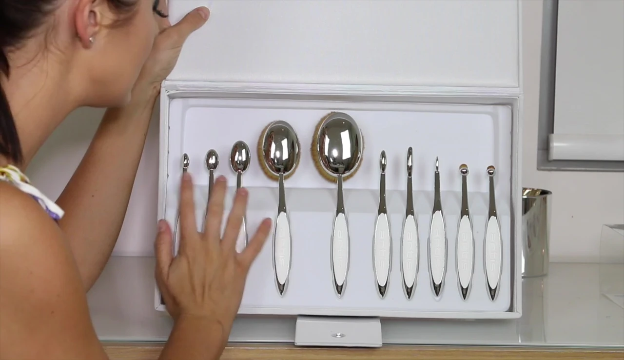 The reviewer holding the brushes