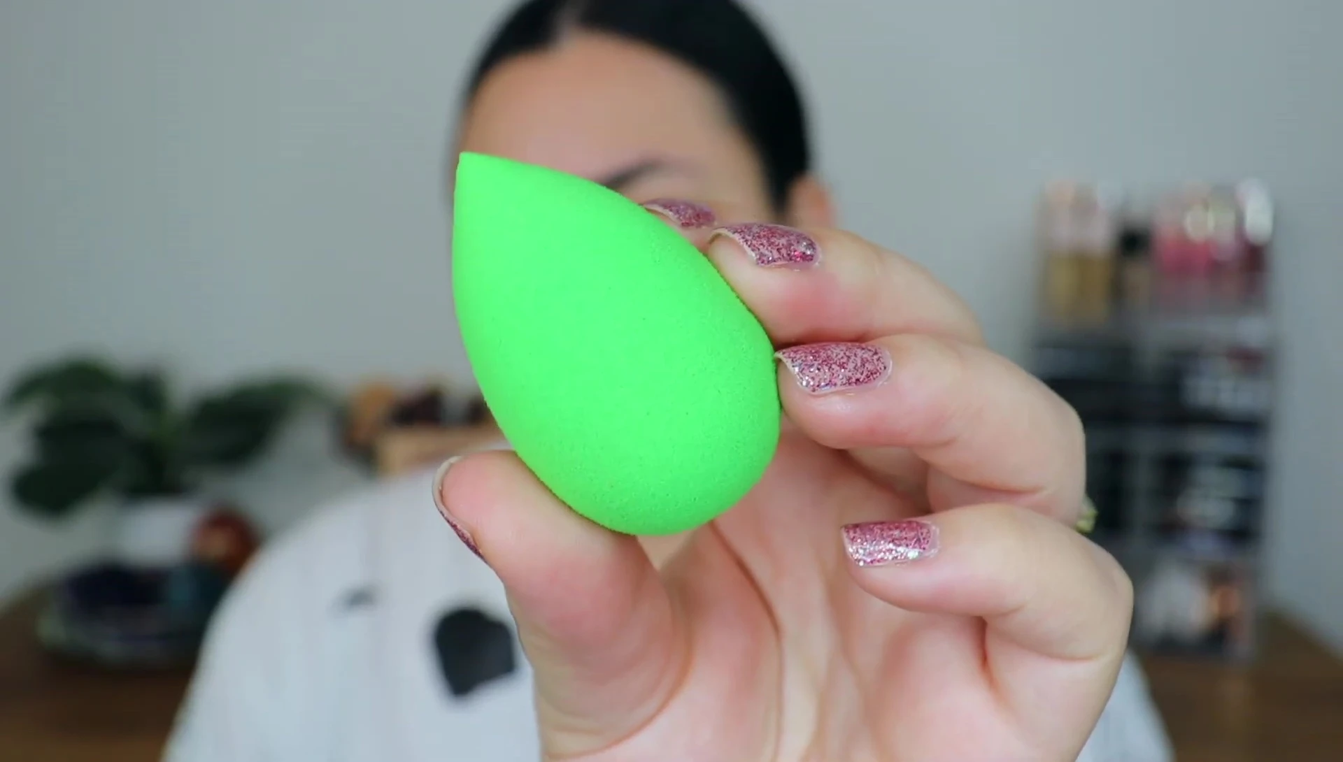 Close-up of the Beauty Blender Bio Pure Sponge packaging highlighting its plant-based composition.