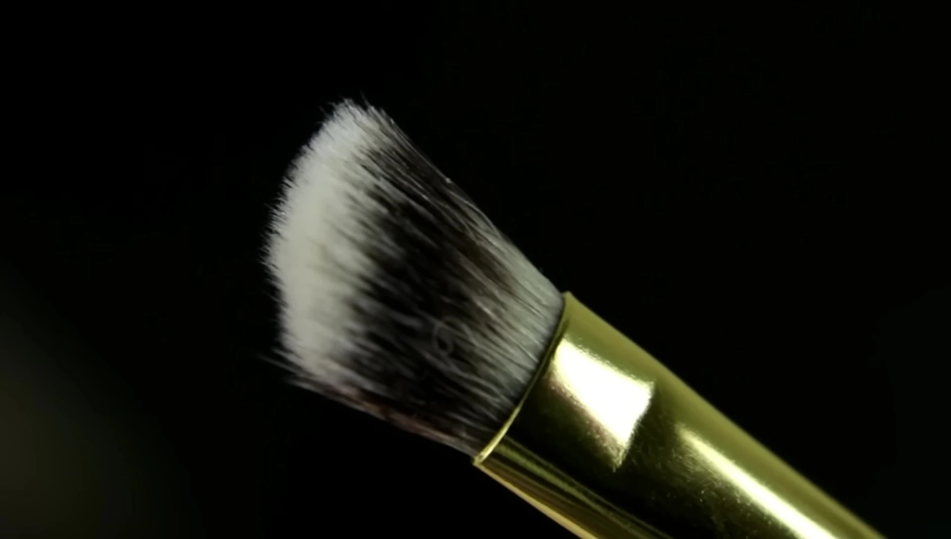 The angled eyeshadow brush (No. 10)