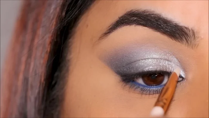 Highlight the inner corner with a lighter shade (Jolly).