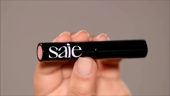 Apply nude lip liner and lipstick.