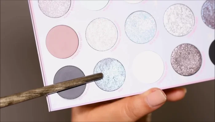 Highlight the inner corner with a lighter shade (Jolly).