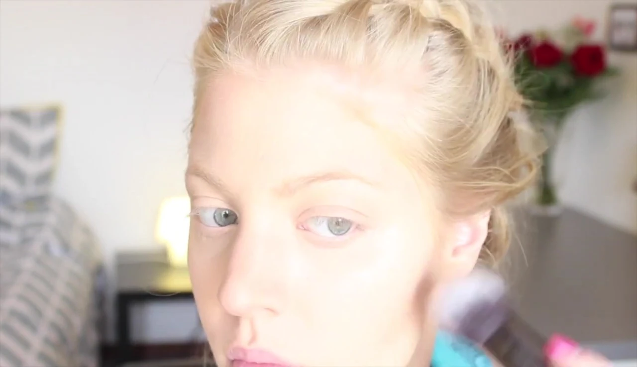 The reviewer using the G8 for bronzing.