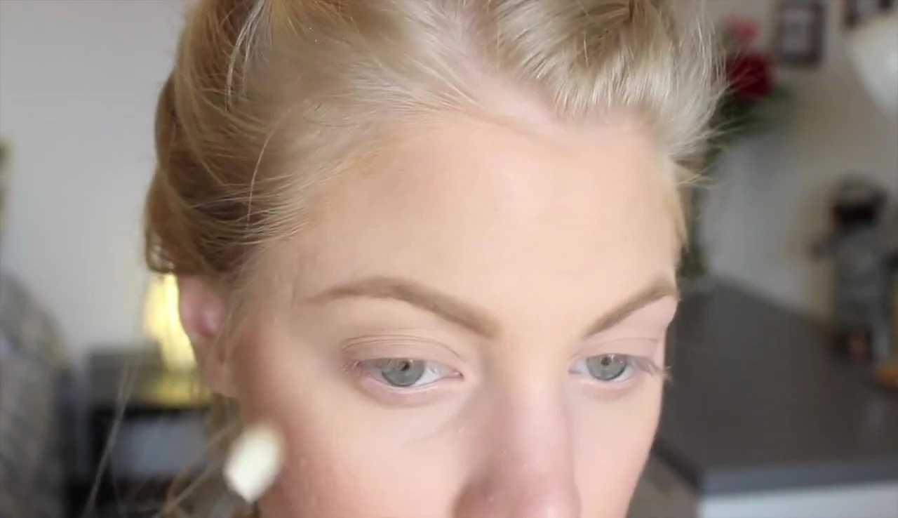 The M441 Pro Firm Blending Crease Brush.