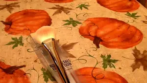 Real Techniques Bold Metals 100 Arched Powder Brush Review: Flawless Application?