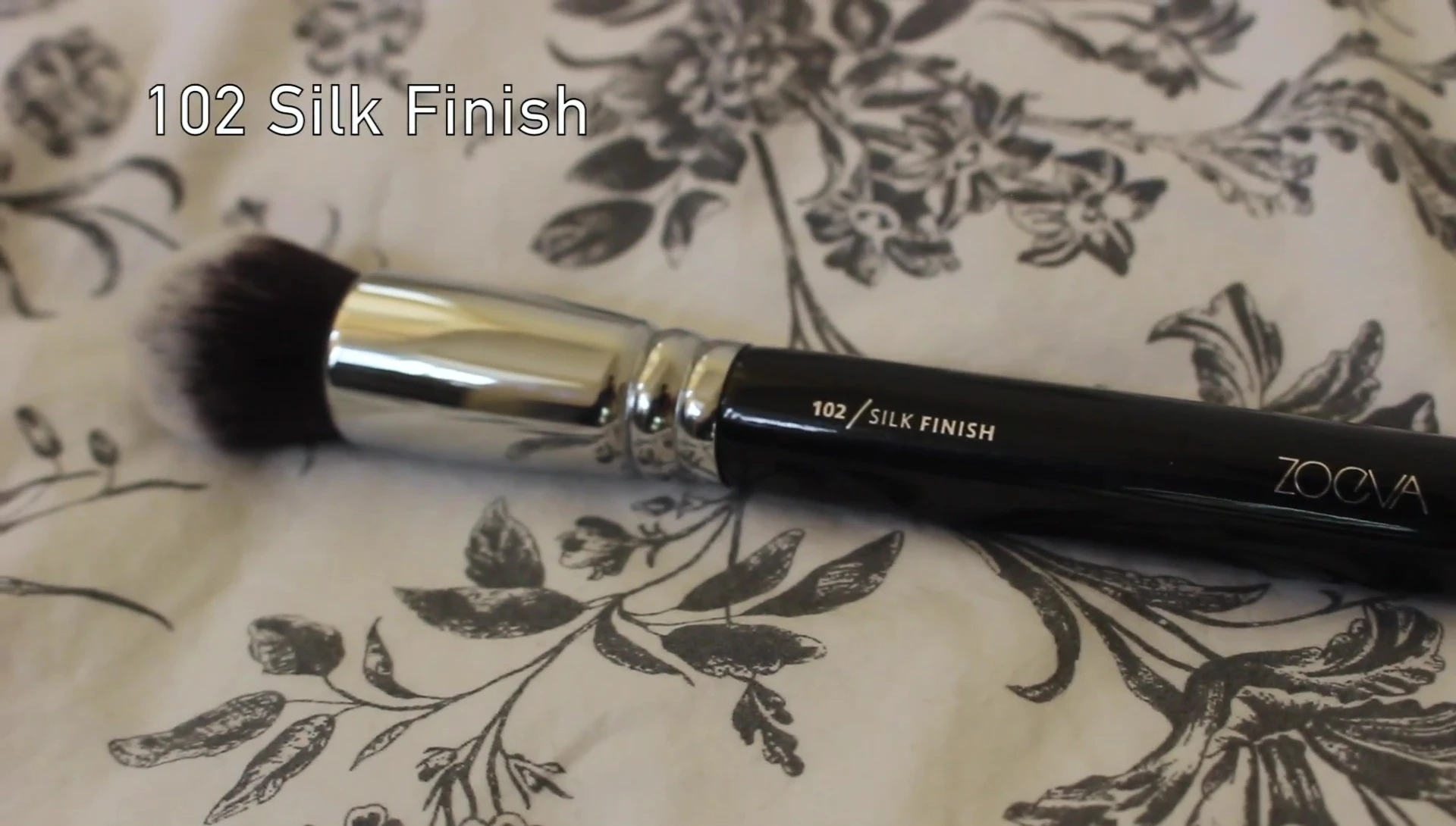 Close-up of the ZOEVA 102 Silk Finish brush.