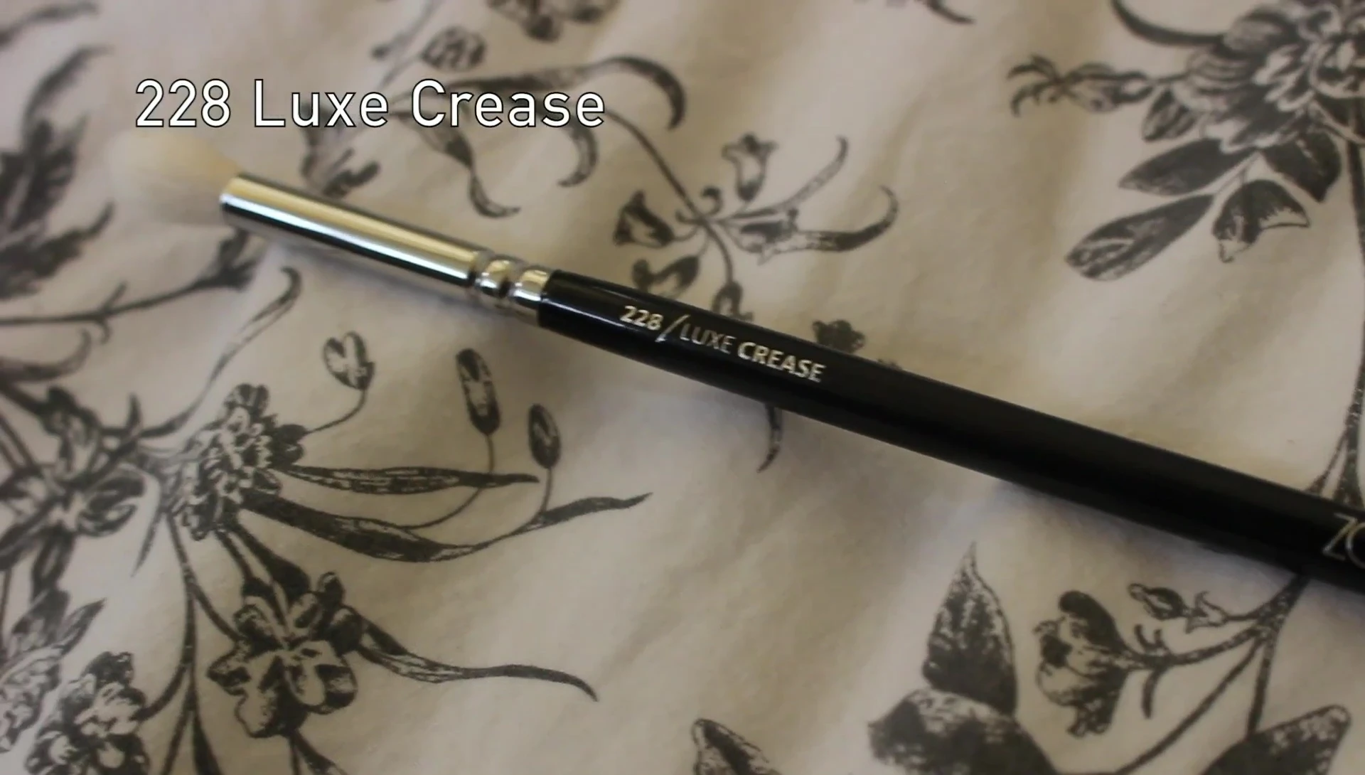 Close-up of the ZOEVA 228 Luxe Crease brush.