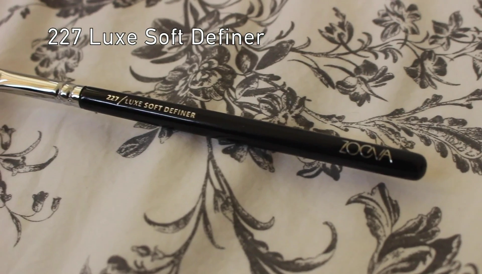 Close-up of the ZOEVA 227 Luxe Soft Definer brush.