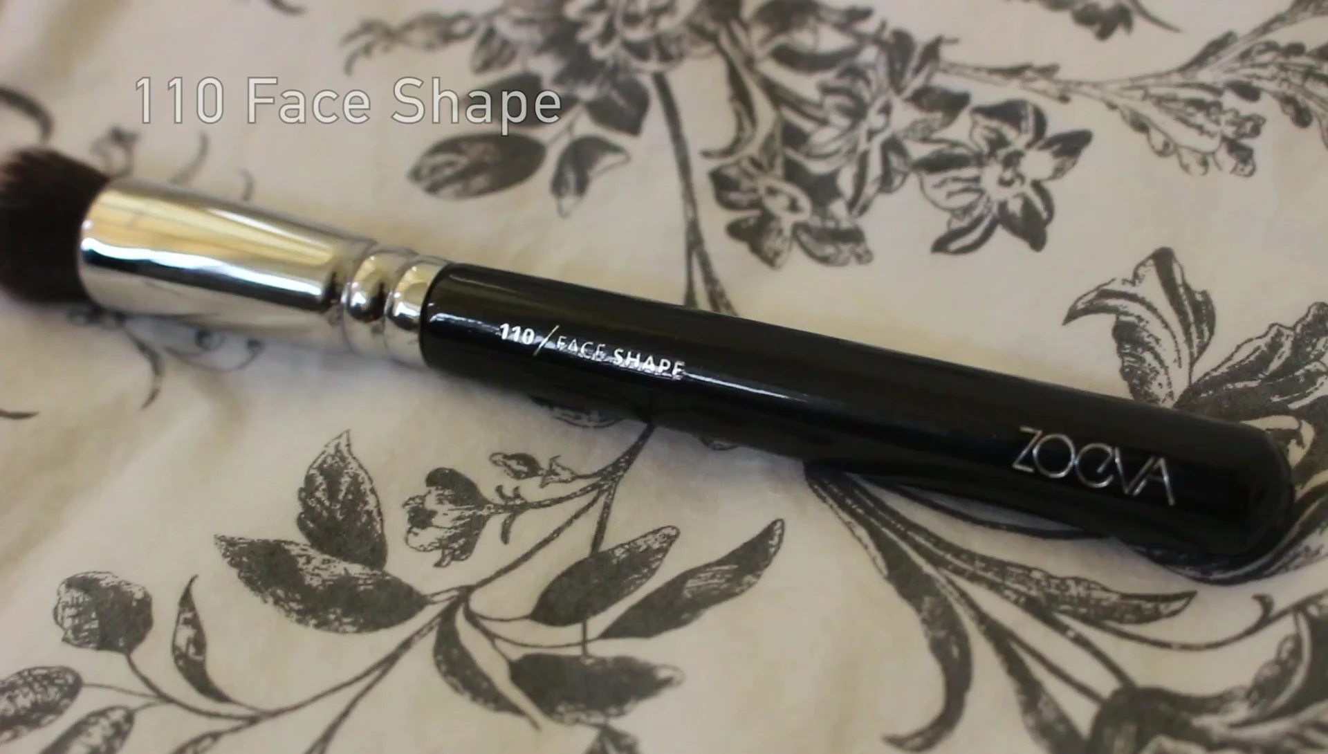 Close-up of the ZOEVA 112 Face Shape brush.