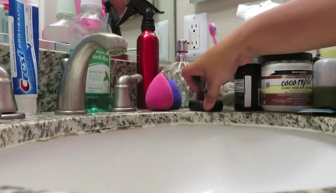 Dirty makeup brush before cleaning
