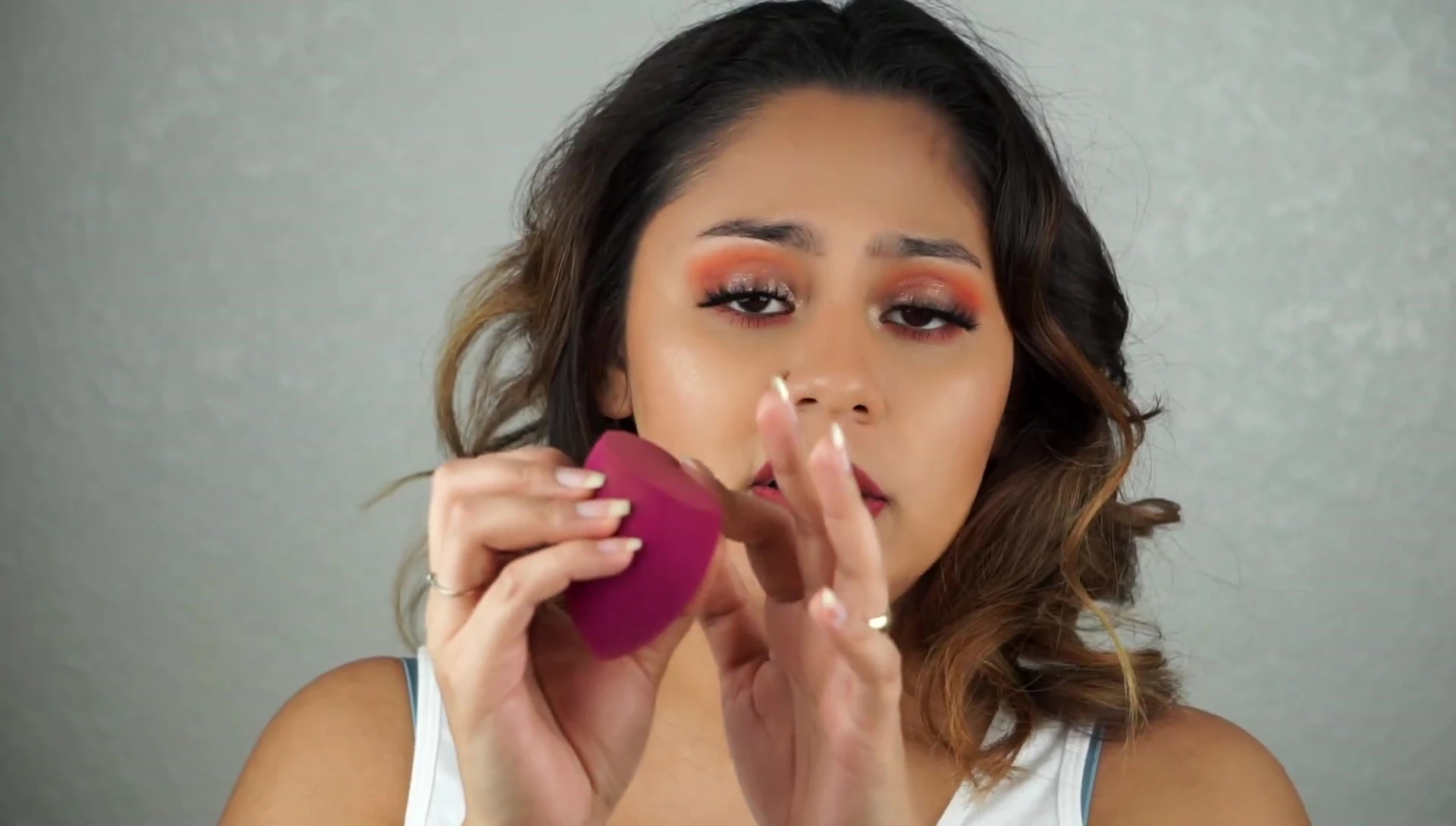 The reviewer demonstrating the stamping technique with the ELF sponge.