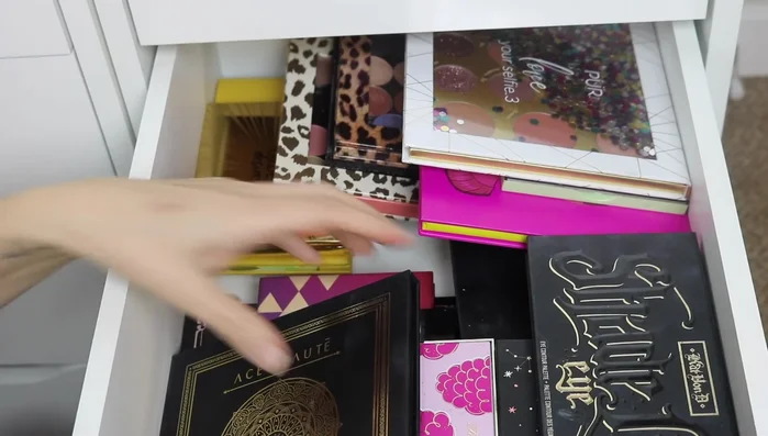 Assess your palettes and decide which palettes to place in which drawer based on size. Move larger palettes to the larger drawer and smaller palettes to the smaller drawer.