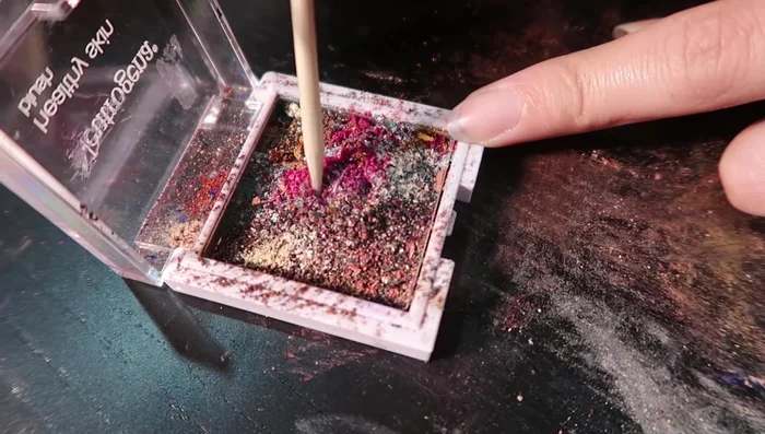 Mix the eyeshadows thoroughly using a wooden stick.