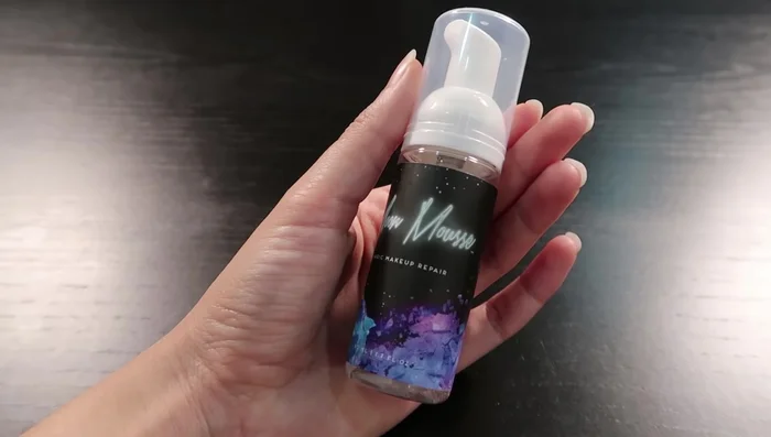 Press down the mixture to ensure even distribution of the mousse.