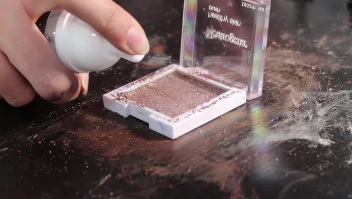 Press down the mixture to ensure even distribution of the mousse.