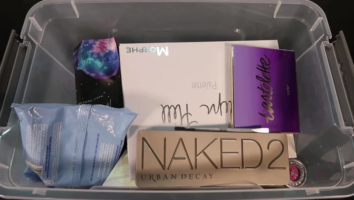 Scrape a small amount of eyeshadow from each palette.