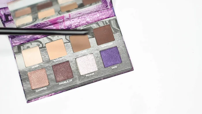 Use shade number two (fade shade) to blend the light and dark shades together, applying it on the edges of the transition shade and the center of the lid.