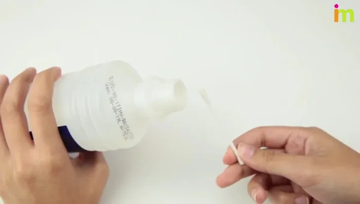 Dip a cotton swab in rubbing alcohol and clean the sharpener blades.