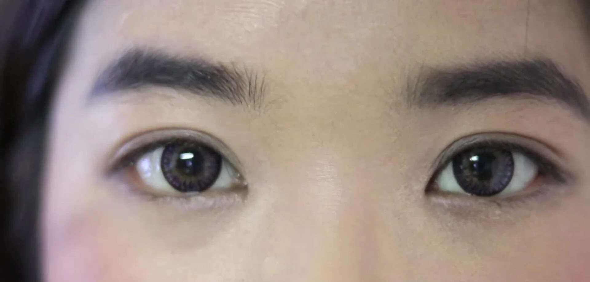 Close-up of the reviewer curling their eyelashes.