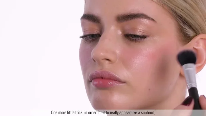 Add a very red cream blush (Cream Kebs) to the highest part of the cheekbone to intensify the sunburn look.