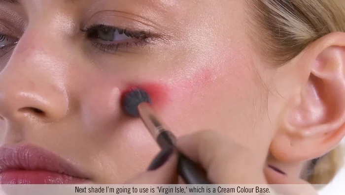Add a very red cream blush (Cream Kebs) to the highest part of the cheekbone to intensify the sunburn look.