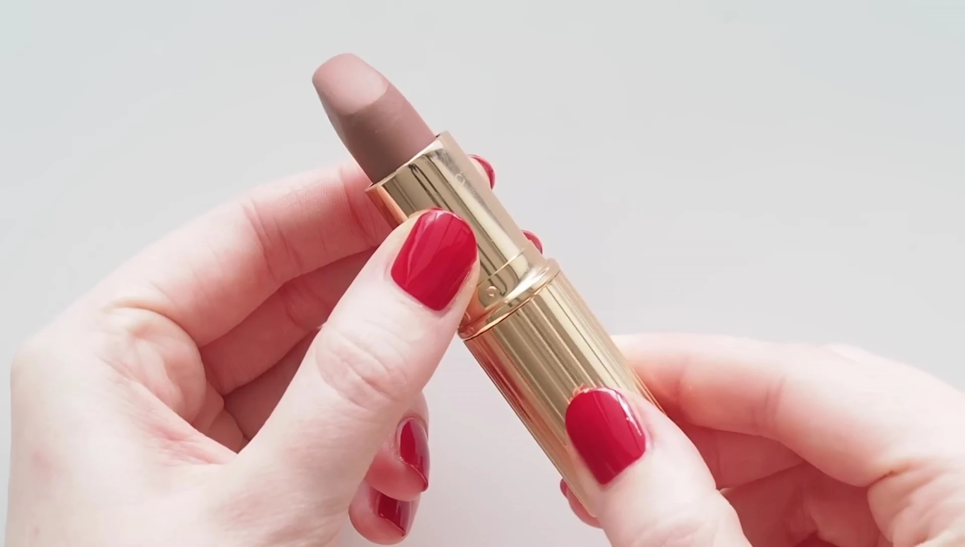 Image highlighting the lipstick's rectangular bullet shape