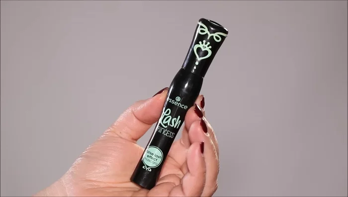 Apply false eyelashes (TTY Lashes tl10 recommended).