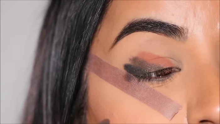 Blend the lighter brown eyeshadow towards the inner corner. Add more eyeshadow until satisfied with the intensity.