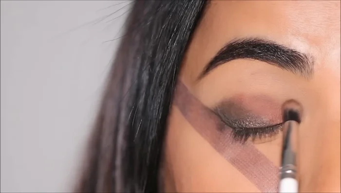 Blend the lighter brown eyeshadow towards the inner corner. Add more eyeshadow until satisfied with the intensity.