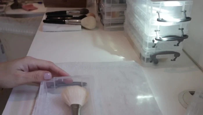 Use foam liners to protect brush bristles.