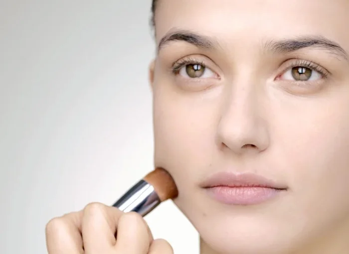 Move the brush outwards along the contour while blending the foundation lightly.