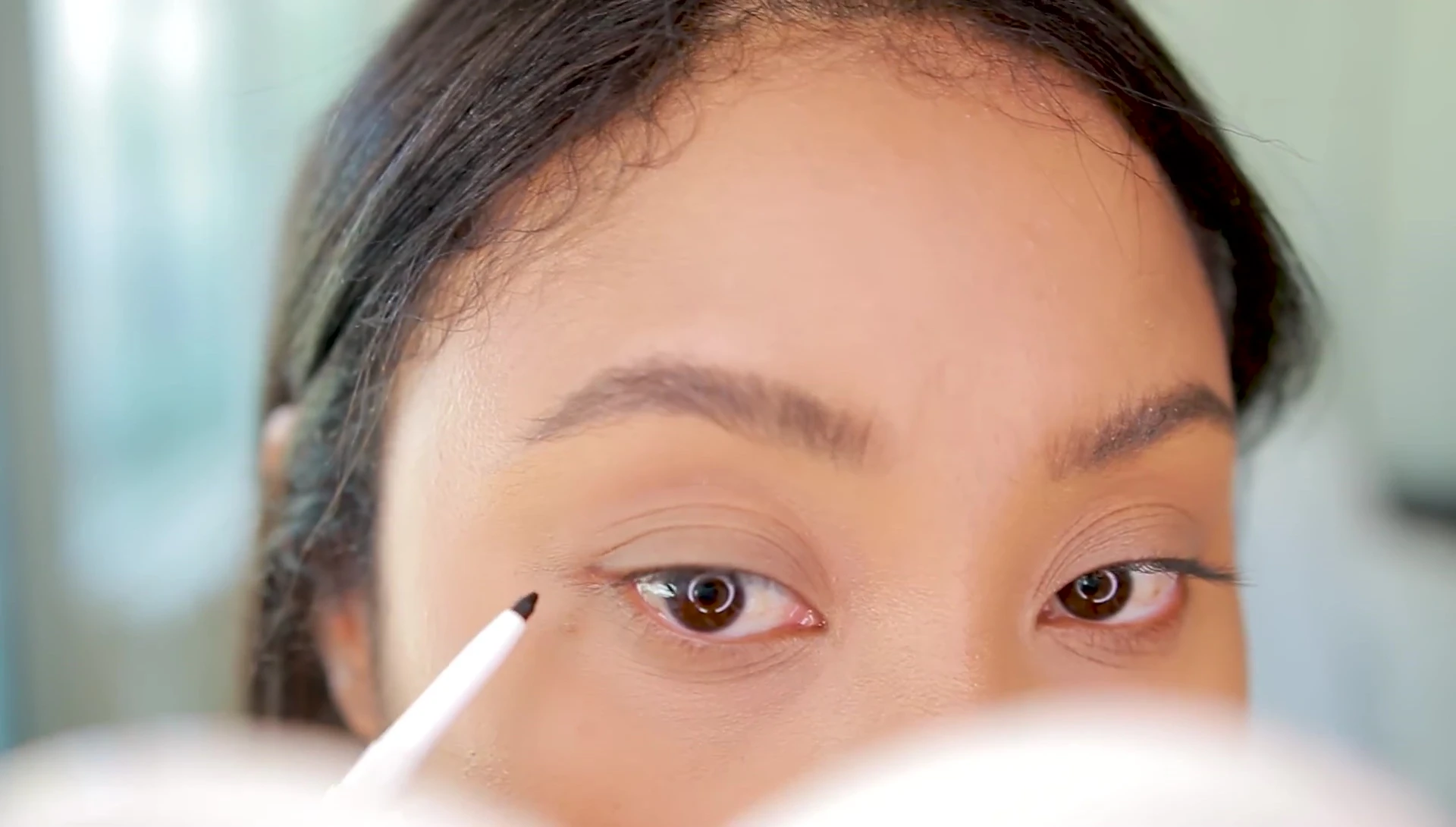 The YouTuber demonstrating the wing application technique.