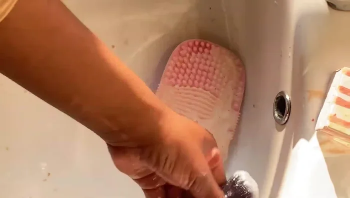 Rub brushes against the cleaning bar.