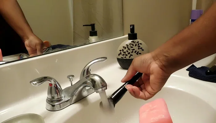 Rinse the brush thoroughly until no more product comes out.