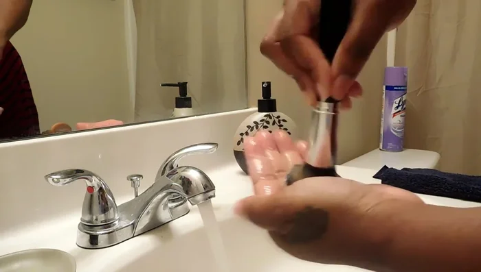 Rinse the brush thoroughly until no more product comes out.