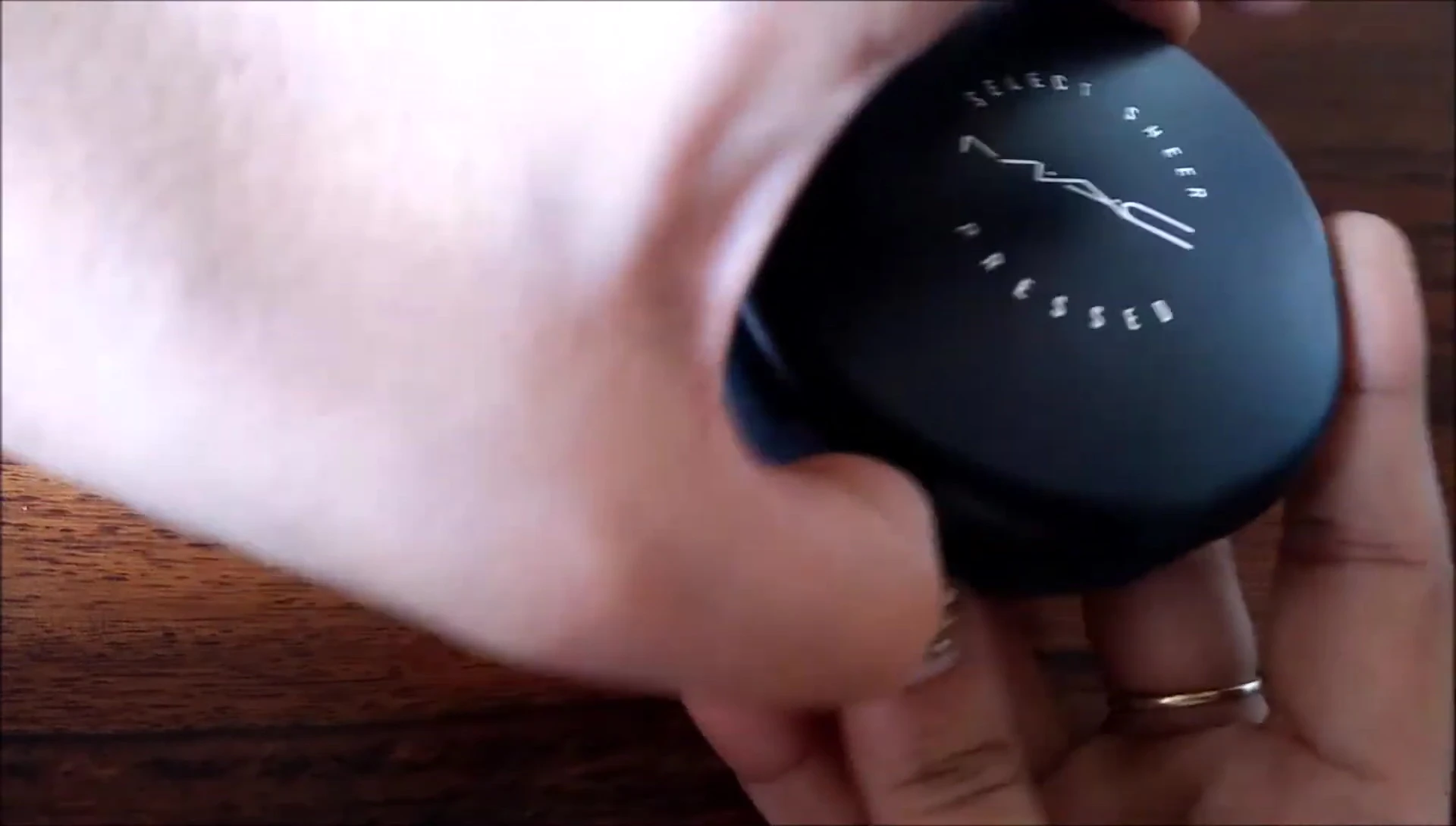 The Mac Select Sheer Pressed Powder in NC40
