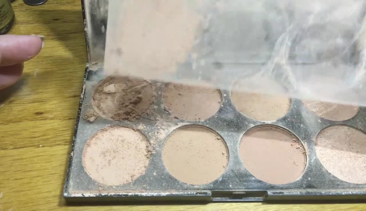 Close up of the messy bronzer.